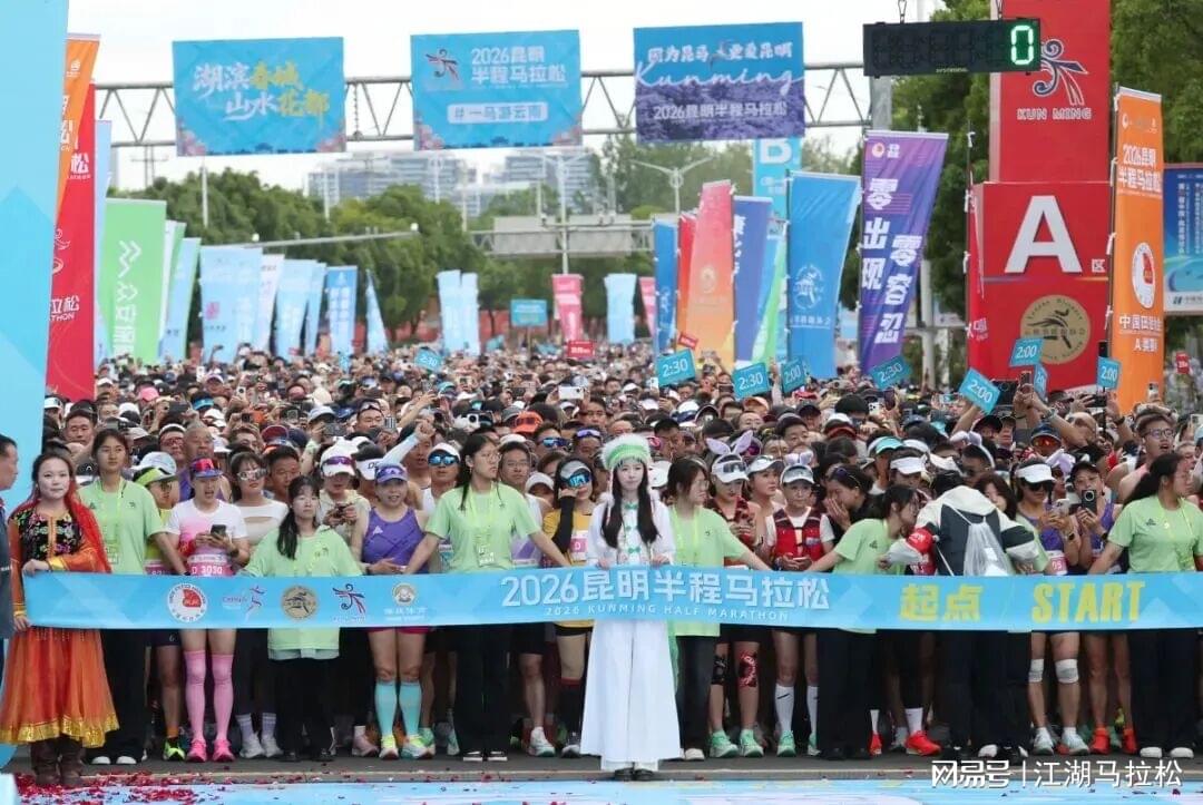 近2亿人次观看，李晨、白小白同台竞技燃爆快手台球明星赛