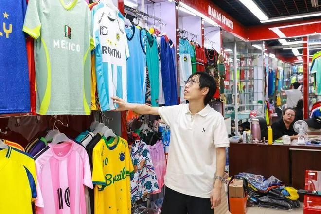 城市舞厅真实现状：老头花钱寻舒心，女人靠温柔糊口，皆是生活
