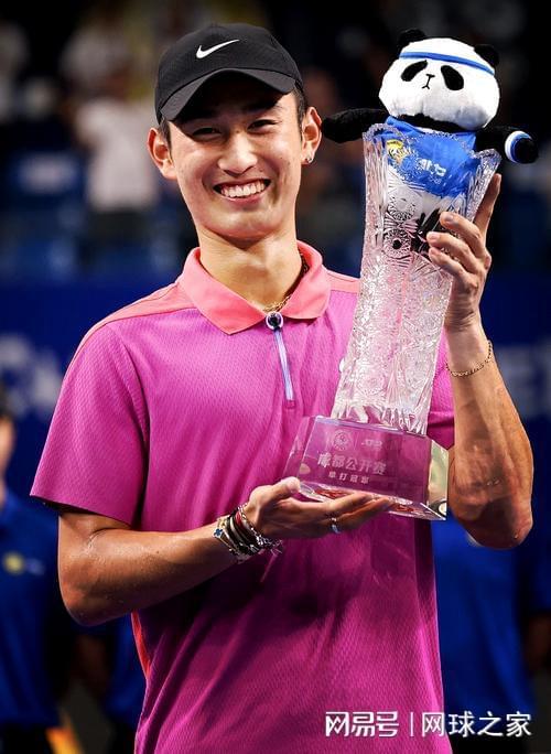 体坛冠军史上最大的败类!为捞钱共侍两夫,坑国民44亿后逃到美国
