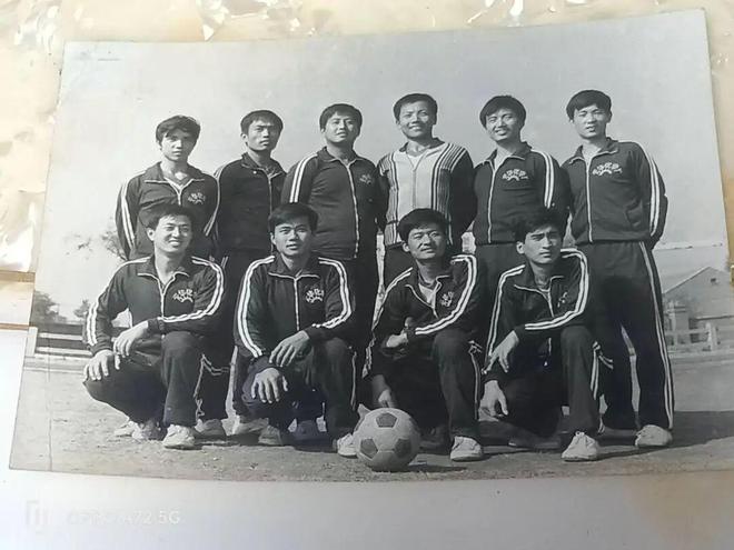 活久见！湖南深山上百辆大巴荒置山林，被无人机拍到，网传价值上亿，真相待揭晓