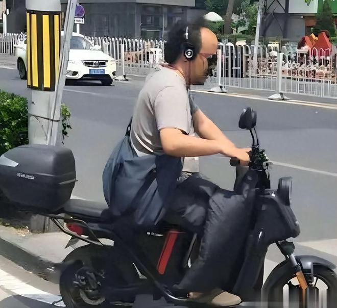 “患癌就老实了！”低认知宝妈带娃在地下车库吃饭写作业，网友：打扮的还挺漂亮！