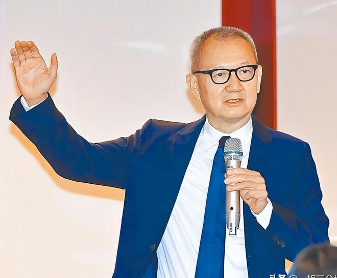 当选MVP!C罗眼含热泪:身穿若塔21号球衣谢场 手指天空告慰好兄弟