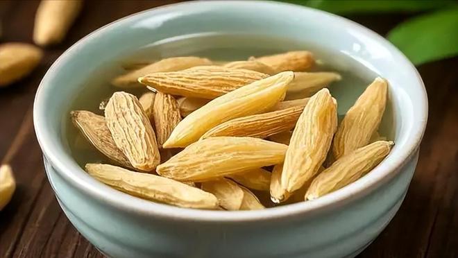 胡歌携妻聚餐,素人妻子起初不起眼,照片一出全网感叹气质惊艳