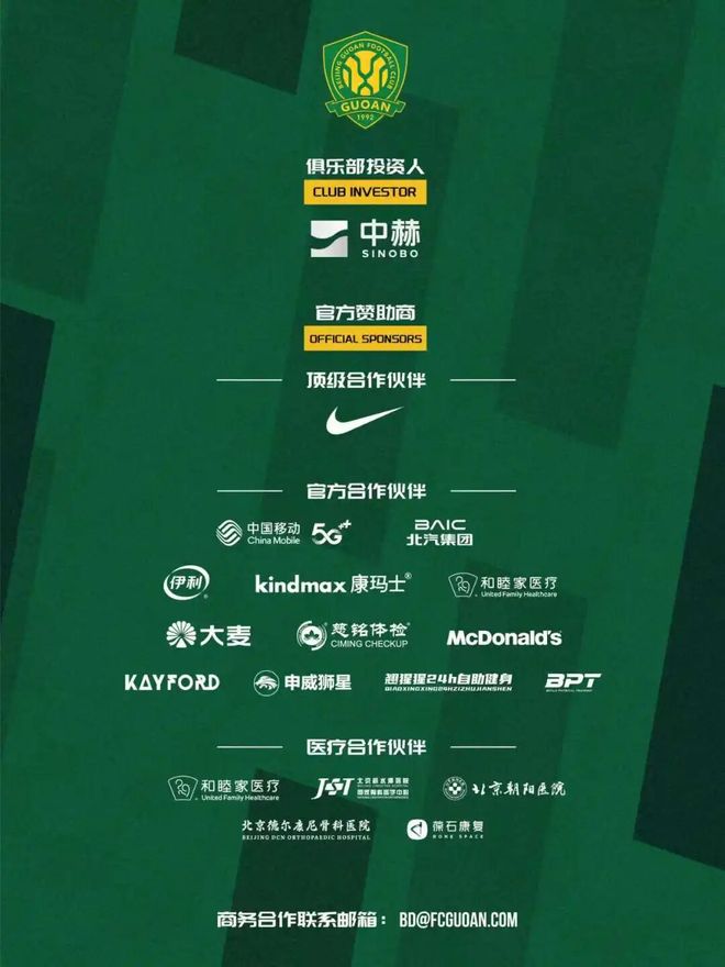谢贤和狄波拉新婚不久,在别墅拍了这张绝版合影,彼时谢贤43岁,狄波拉28岁