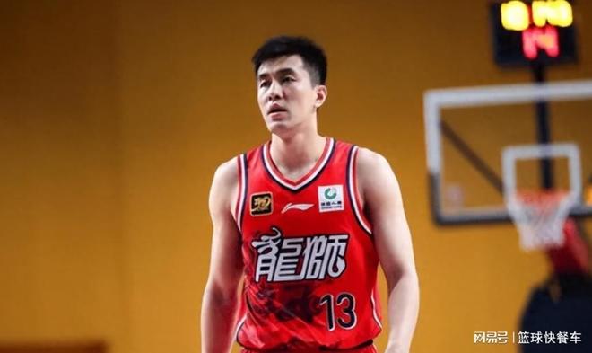 这跟没穿有何不同？35岁女星直播穿搭引发争议，大胆露背几乎走光