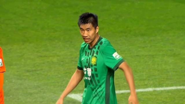 全场英格兰球迷再次大合唱《Hey Jude》，贝林厄姆挥拳庆祝