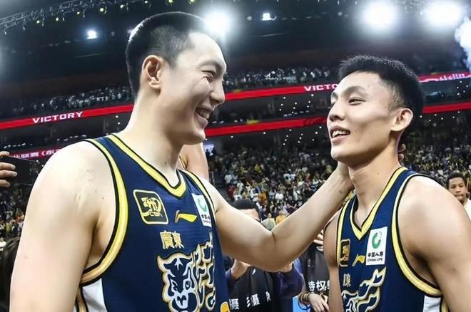 山西今夏先签赵嘉仁，后签王俊杰补强一号位，操作过程引钦佩！