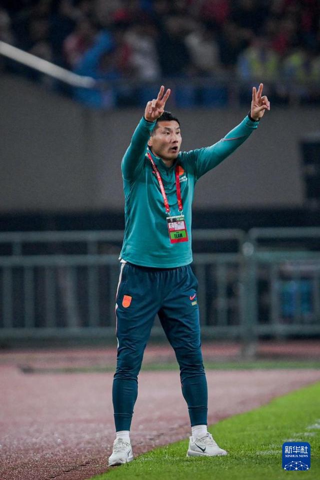 那一分，滑倒的辛纳迅速起身，终于稳稳捧起了温网金杯