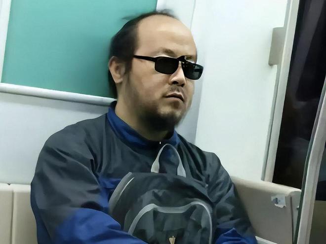 “患癌就老实了！”低认知宝妈带娃在地下车库吃饭写作业，网友：打扮的还挺漂亮！