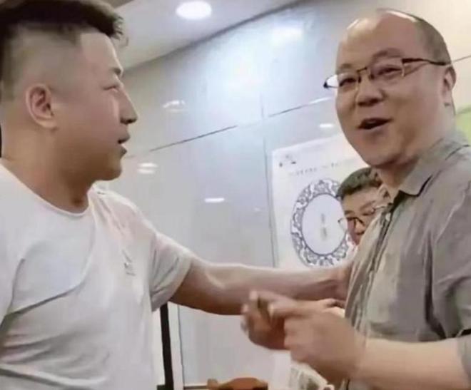 “患癌就老实了！”低认知宝妈带娃在地下车库吃饭写作业，网友：打扮的还挺漂亮！