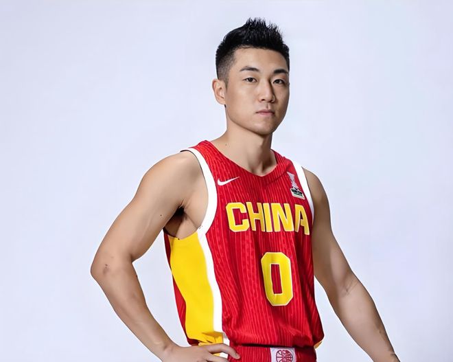 猛龙队史最伟大球员!洛瑞另类雕像正式揭幕 本人获得多伦多城市钥匙