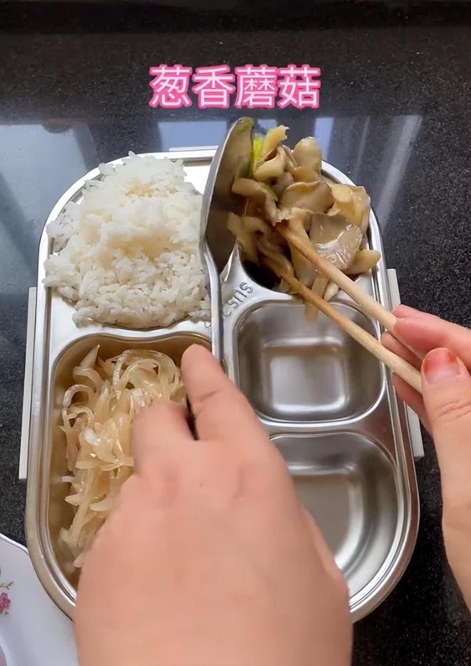 8月中旬! 不仅申花忙 8天3场比赛 他们前主帅斯卢茨基也忙 活动不断