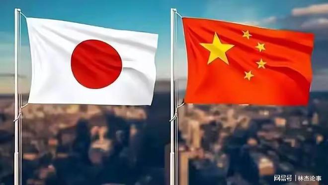 知名女星赤裸上身 和两个儿子合照,身材火辣,网友:毫无边界感…