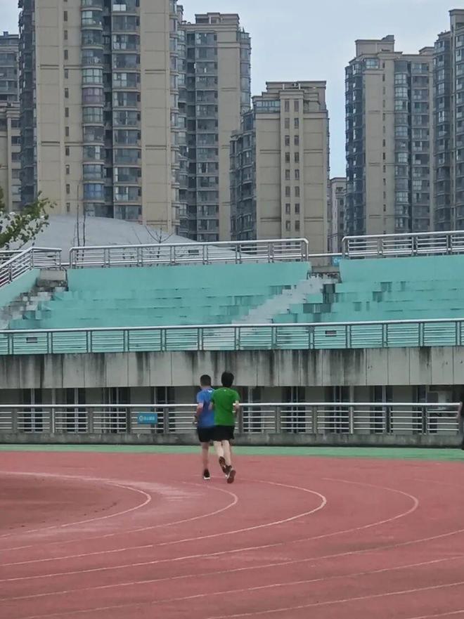 4年1.78亿，小里子顶薪篮网？12队疯抢詹姆斯，湖人真的太难了！