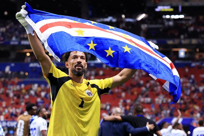争议！英格兰后卫禁赛2场立即执行 美国前锋缓刑 网友：FIFA双标