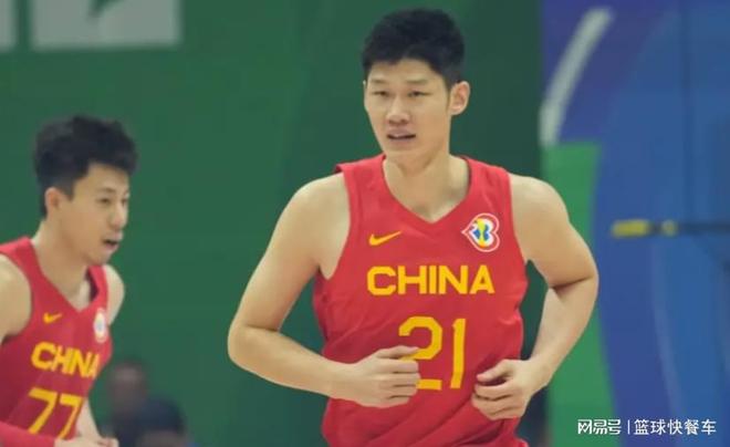虞书欣路透“见光死”,大盘脸、身材五五分,紫色内衣外穿好辣眼