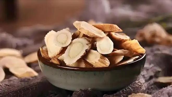 胡歌携妻聚餐,素人妻子起初不起眼,照片一出全网感叹气质惊艳