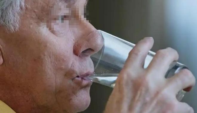 胡歌携妻聚餐,素人妻子起初不起眼,照片一出全网感叹气质惊艳