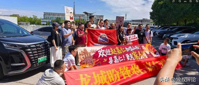 18连胜！丽江队斩获滇超联赛首届冠军，丽江古城雨中狂欢共庆荣耀时刻