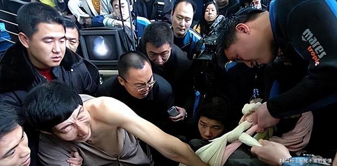 5岁被亲生父亲踢成终身残疾,瘫痪20余年,靠贴膜买下第一套房