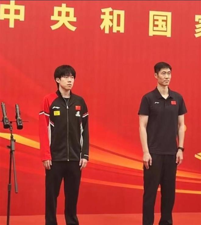 助阵！国乒出征亚运会前，中国乒协原主席徐寅生来到基地探望