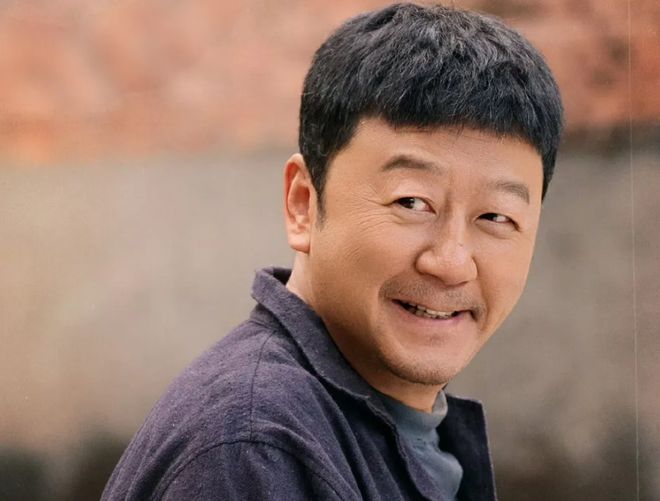 尴尬了!网传广州某旧小区加装电梯:47户同意一户反对,一女子阻拦施工现场,被迫停工