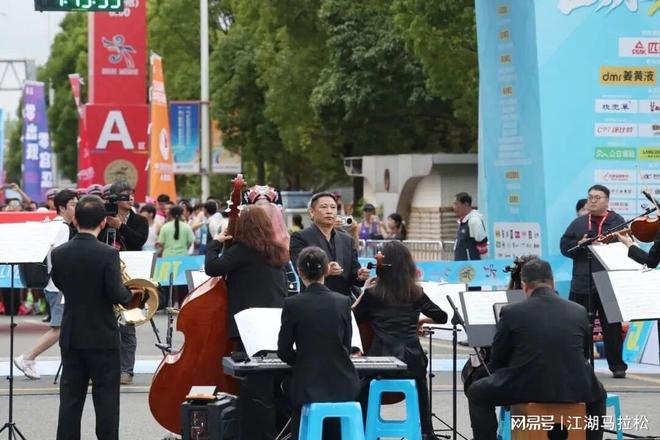 近2亿人次观看，李晨、白小白同台竞技燃爆快手台球明星赛