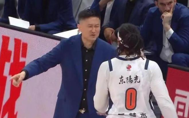 山西今夏先签赵嘉仁，后签王俊杰补强一号位，操作过程引钦佩！